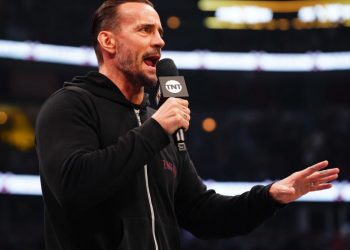 CM Punk acusa a WWE de ser un "tanque de tiburones lleno de bullies"