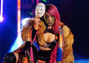Asuka revela que padece una lesión en el brazo