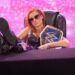 Becky Lynch desafía a Lita Becky Lynch desafía a Lita
