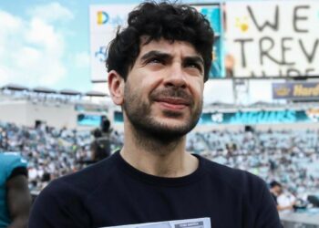 Tony Khan explica cómo compagina trabajar en AEW, la NFL y la Premier League