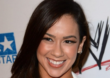 AJ Lee ficha por Women of Wrestling