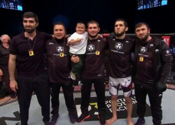 Islam Makhachev somete a Dan Hooker en UFC 267