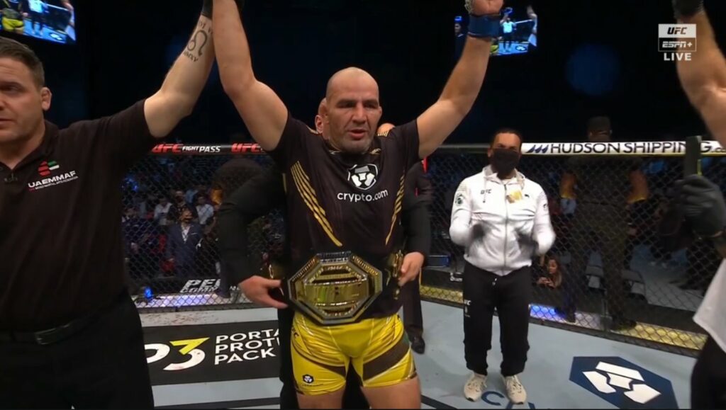 Glover Teixeira gana el Campeonato Semipesado haciendo rendir a Jan Blachowicz en UFC 267