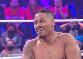 Carmelo Hayes retiene el Campeonato Norteamericano de NXT ante Johnny Gargano y Pete Dunne