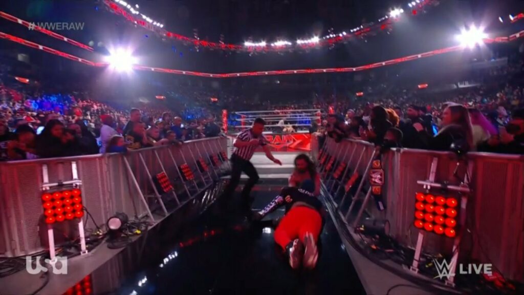 Un fan ataca a Seth Rollins durante la emisión de RAW
