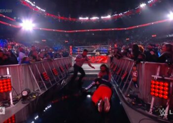 Un fan ataca a Seth Rollins durante la emisión de RAW