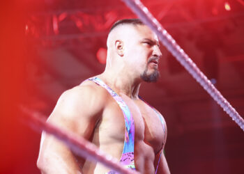 Ric Flair quiere que Bron Breakker ascienda pronto al roster principal