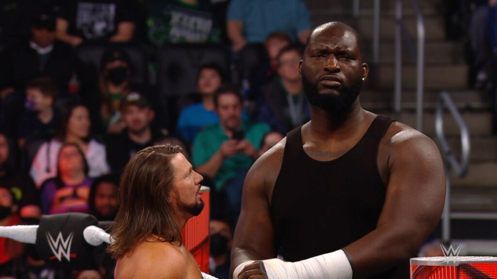 La alianza entre AJ Styles y Omos llega a su fin en WWE RAW