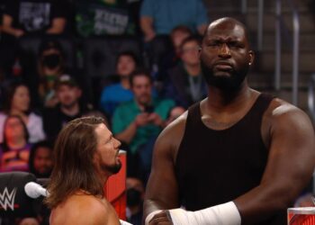 La alianza entre AJ Styles y Omos llega a su fin en WWE RAW