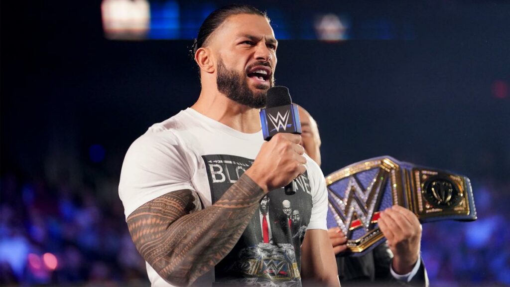 Roman Reigns rompe el personaje durante un reciente WWE Live