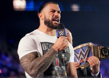 Roman Reigns rompe el personaje durante un reciente WWE Live