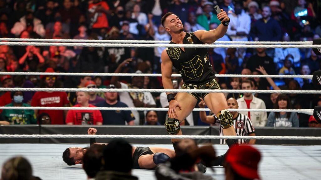 Austin Theory escoge entre ser Campeón en Parejas con John Cena o retirarlo en WrestleMania