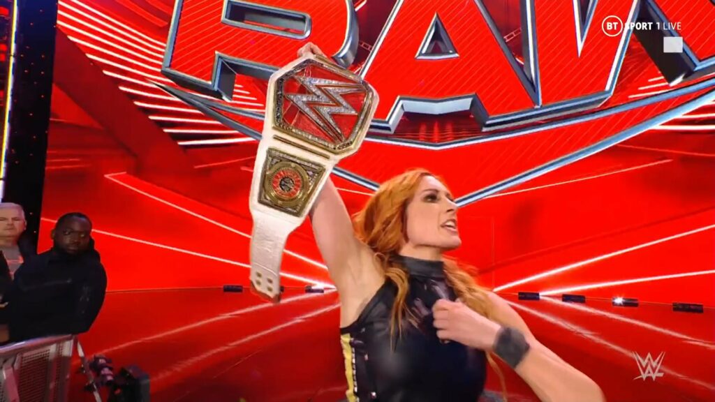 Becky Lynch retiene el Campeonato Femenino frente a Liv Morgan en WWE RAW