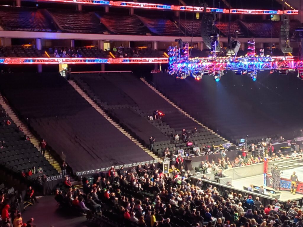 Sorprendente cantidad de asientos vacíos en WWE RAW 13 de diciembre del 2021