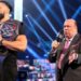 Roman Reigns despide a Paul Heyman en SmackDown Roman Reigns despide a Paul Heyman en SmackDown
