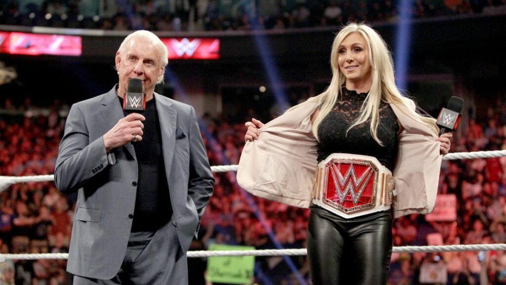 Ric Flair cree que WWE debería darle un empuje a Charlotte Flair similar al de Roman Reigns