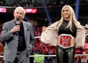 Ric Flair cree que WWE debería darle un empuje a Charlotte Flair similar al de Roman Reigns
