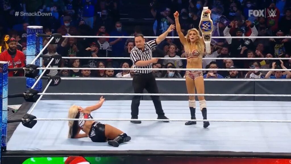 Charlotte Flair retiene el Campeonato Femenino de SmackDown frente a Toni Storm