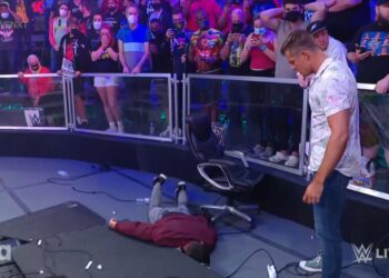 Johnny Gargano es atacado por Grayson Waller durante su discurso de despedida