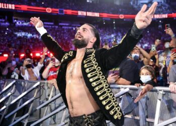 Seth Rollins se disculpa por tener un comportamiento "muy duro y brusco" con unos fanáticos