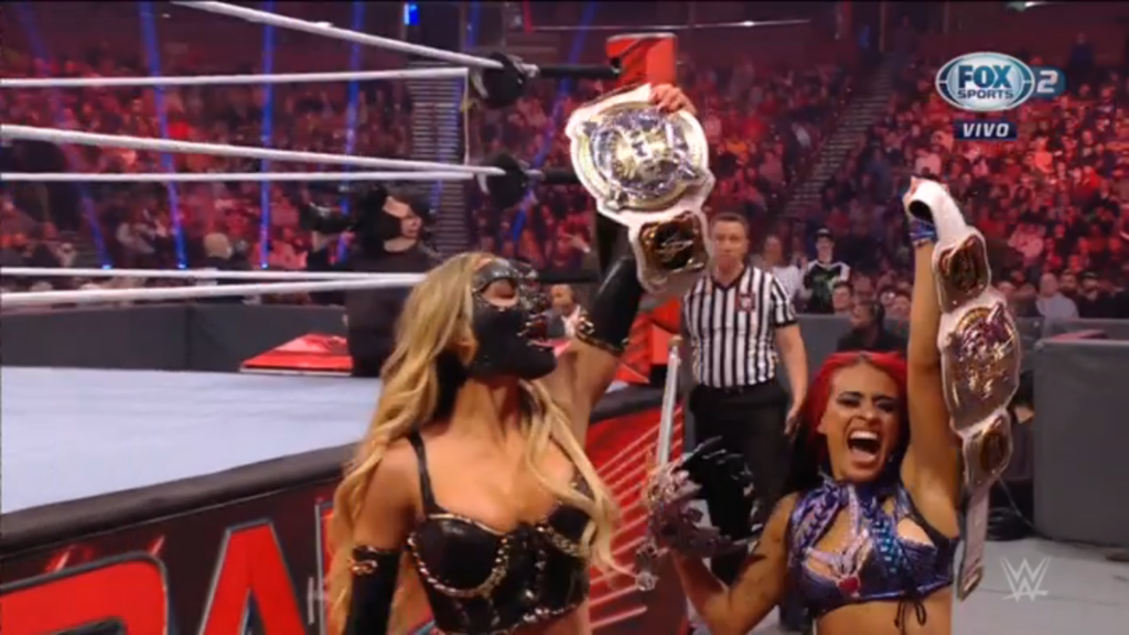 Queen Zelina y Carmella retienen los Campeonatos Femeninos en Parejas tras derrotar a Rhea Ripley y Nikki A.S.H. en WWE RAW