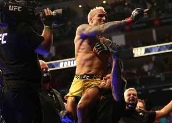 Charles Oliveira defenderá el título de peso ligero ante Justin Gaethje en UFC 274