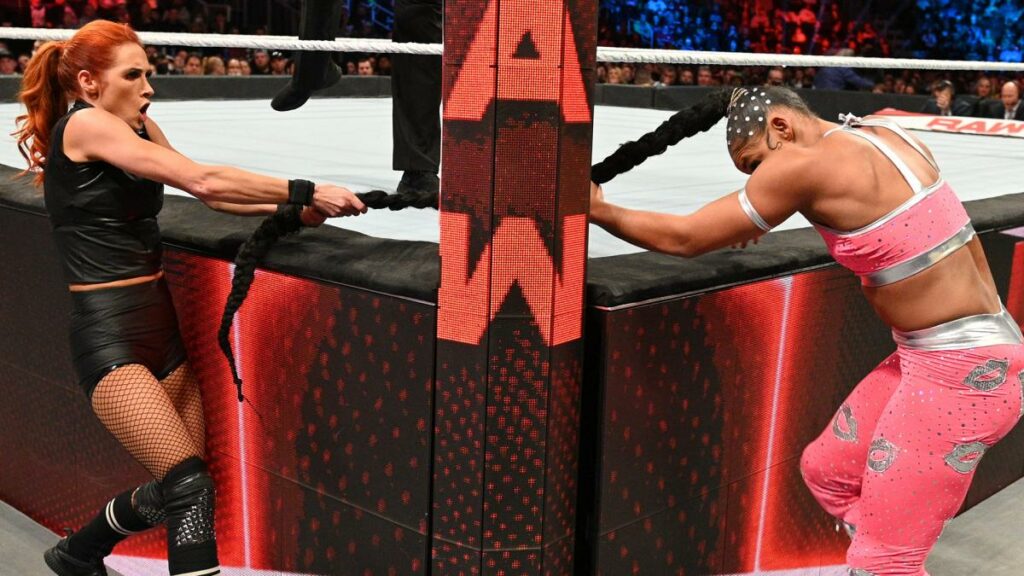 Bianca Belair squeashea a Becky Lynch en un Dark match después de WWE RAW