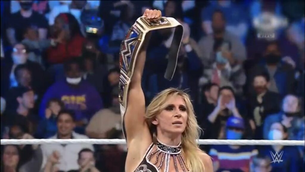 Charlotte Flair retiene el campeonato femenino de SmackDown ante Naomi