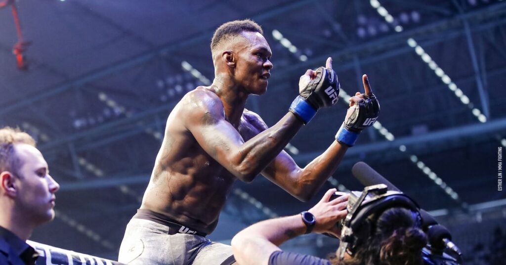 Israel Adesanya renueva su contrato con UFC y pasará a ser el segundo peleador mejor pagado del mundo