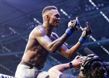 Israel Adesanya renueva su contrato con UFC y pasará a ser el segundo peleador mejor pagado del mundo
