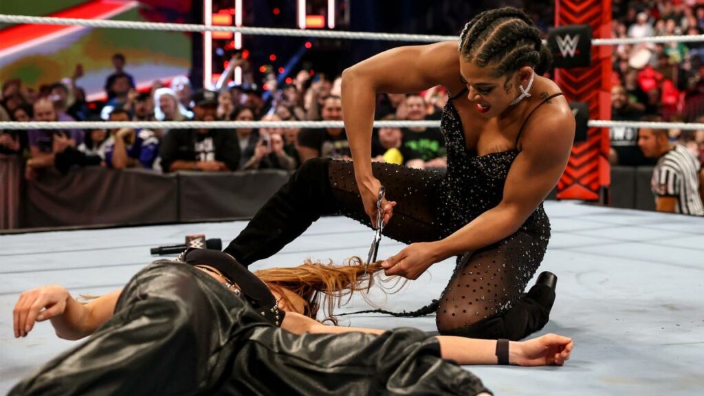 Seth Rollins reacciona al corte de pelo de Becky Lynch en WWE RAW