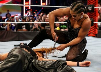 Seth Rollins reacciona al corte de pelo de Becky Lynch en WWE RAW