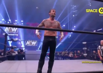 CM Punk vence a Dax Harwood en su regreso a AEW Dynamite