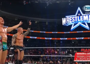 Randy Orton y Riddle derrotaron a The Usos por descalificación en WWE RAW