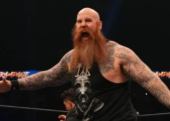 Erick Rowan firma con WWE