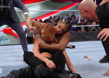 Bianca Belair le corta el pelo a Becky Lynch en WWE RAW previo a su combate en WrestleMania 38