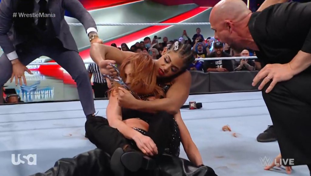 Bianca Belair le corta el pelo a Becky Lynch en WWE RAW previo a su combate en WrestleMania 38