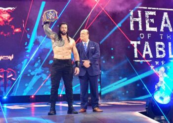 Roman Reigns rompe el personaje durante un Live Show de WWE