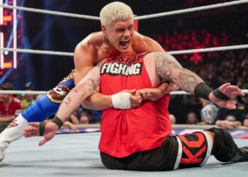 Cody Rhodes derrota a Kevin Owens en WWE RAW
