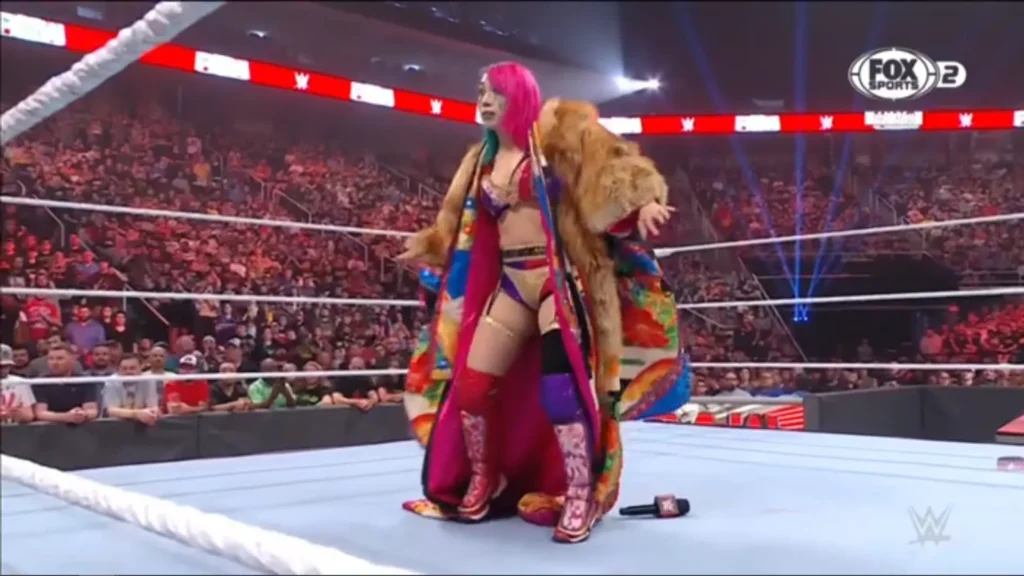 Asuka regresa a WWE RAW y encara Becky Lynch
