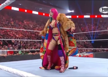 Asuka regresa a WWE RAW y encara Becky Lynch