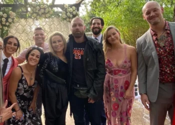 Renee Paquette explica la razón de la vestimenta de Jon Moxley en la boda de Carmella y Corey Graves
