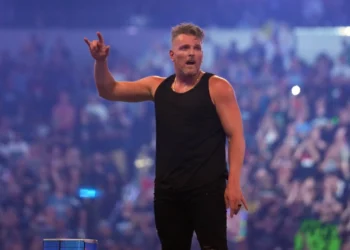 Adam Cole cree que Pat McAfee tuvo uno de los mejores momentos de WrestleMania 38