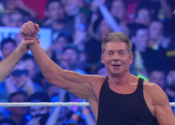 Vince McMahon derrota a Pat McAfee y es atacado por Stone Cold en WrestleMania 38