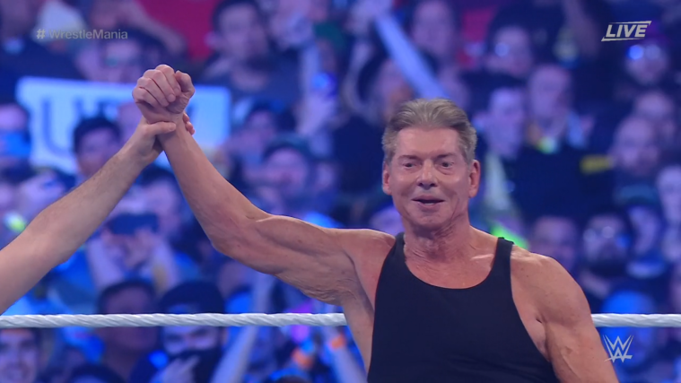 Vince McMahon derrota a Pat McAfee y es atacado por Stone Cold en WrestleMania 38