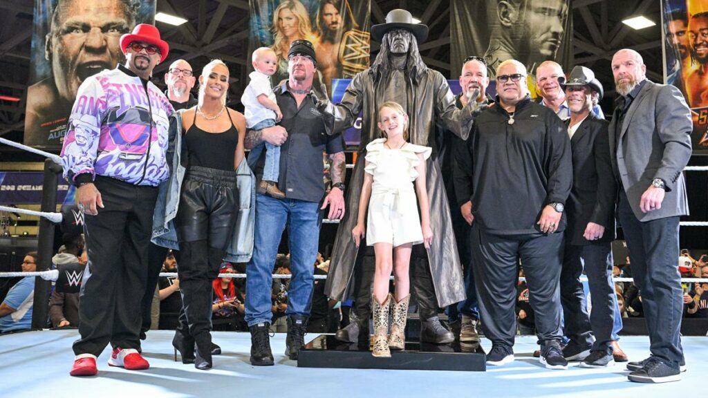 WWE presenta una estatua de The Undertaker en el WrestleMania Axxess