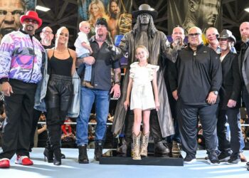 WWE presenta una estatua de The Undertaker en el WrestleMania Axxess