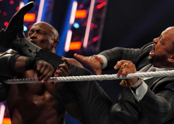 MVP traiciona a Bobby Lashley en RAW