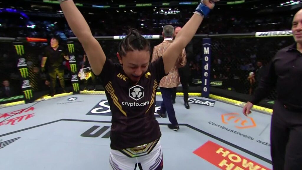 Carla Esparza consigue el Campeonato de Peso Paja Femenino tras derrotar a Rose Namajunas en UFC 274