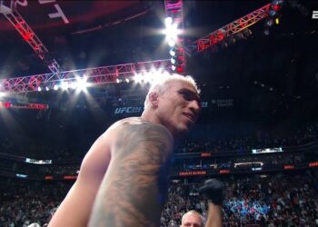 Charles Oliveira derrota a Justin Gaethje en UFC 274